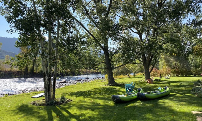 Glenwood Springs Casa | RIVERFRONT Cozy Family Friendly Retreat, w/hot tub, ping pong, raft, fish, relax