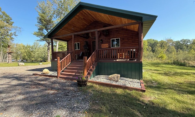 Paris Cabina | Riverfront Deer Cabin