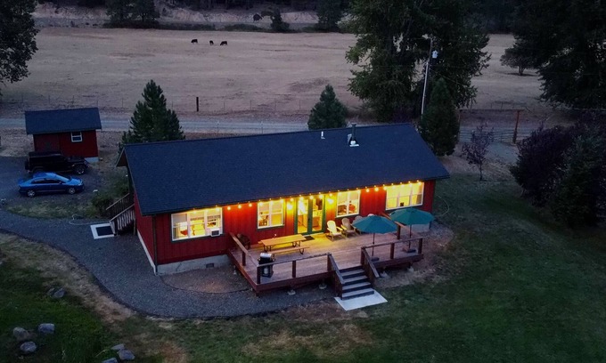 Cle Elum Casa | Nuevo listado: relajante casa frente al río en las cascadas - ideal para familias