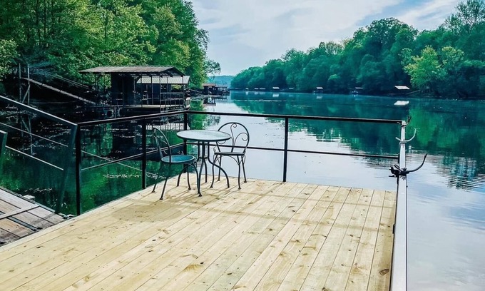 Wilburn Casa | Riverfront House near Cow Shoals - King bed & WiFi
