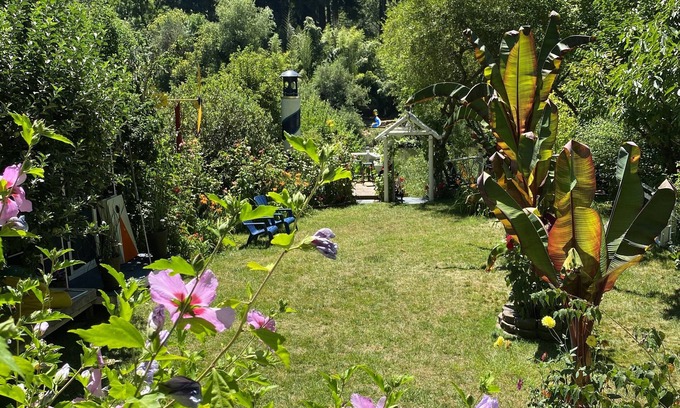 Guerneville Casa | CONSEGUIRSE ACOGEDOR EN NUESTRA CUBIERTA CUBIERTA, FRENTE AL RÍO, TINA CALIENTE, MESA DE PISCINA, BBQ, 5 * 'S