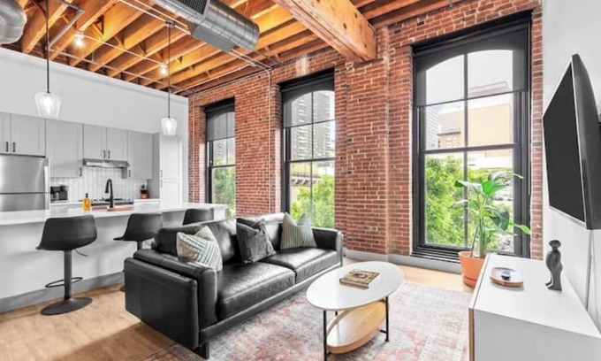 Downtown St. Louis Apartamento | Riverfront Loft-Steps from Arch-Gated Parking