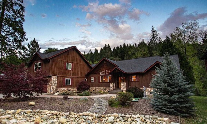 Mount Shasta Cabina | **RIVERFRONT** Mountain Lodge! Near Shasta Ski Park,Shasta Lake & Castle Crags!