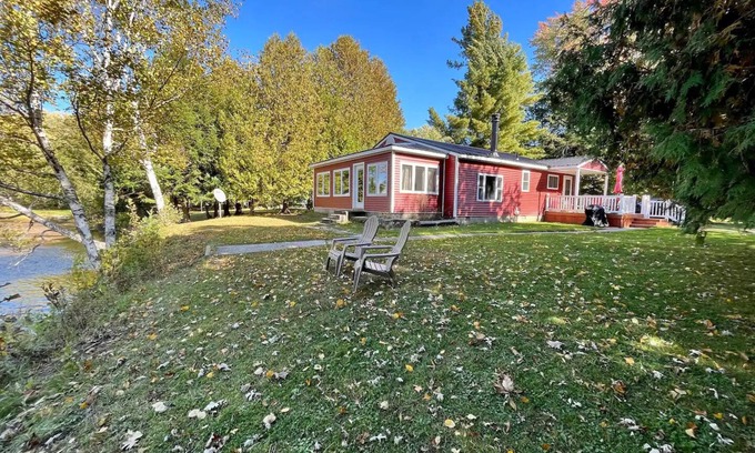 Sears Cabina | Riverfront Retreat | Fire, Sunroom, Kayaks, Tubes