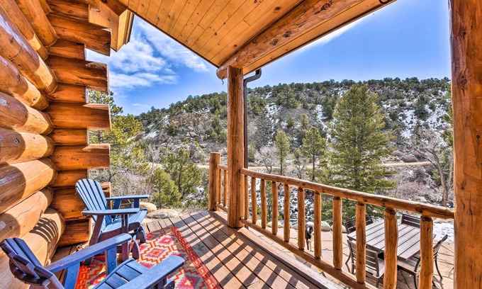 Buena Vista Cabina | Riverfront Retreat w/ Hot Tub: Fish & Hike!