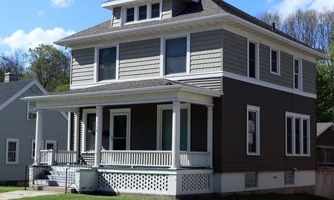 Sheboygan Falls Casa | Frente al río en el centro victoriano de Sheboygan Falls