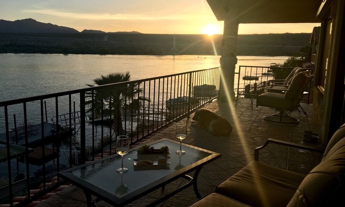Bullhead City Casa | Orilla del río con césped, muelle de esquí acuático y muelle. Vistas y puestas de sol!