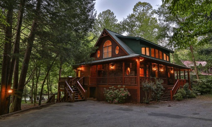 East Ellijay Cabina | En Riverhouse, escapa a la soledad en el río Cartecay, protegido por el área de Georgia Wilderness. No