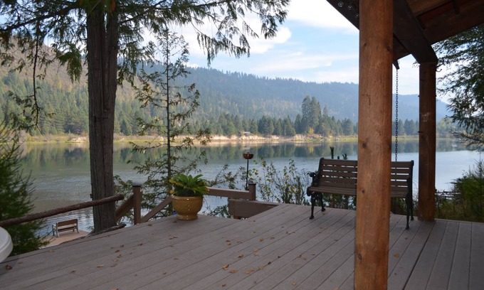 Cusick Cabina | Rivers Edge Cabin