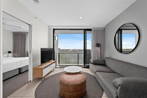 Hamilton Apartamento | Riverside 1BR Apt with King Bed and Pool!