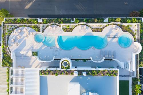 West End Apartamento | Riverside 2BR Apt with Amazing Rooftop Pool & Parking