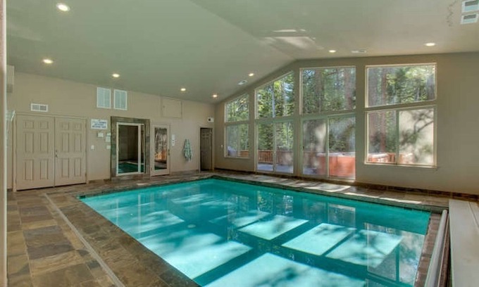 Christmas Valley Casa | Riverside 6 habitaciones, 6 baños, piscina cubierta, bañera de hidromasaje, sauna y ducha de vapor en Tahoe.