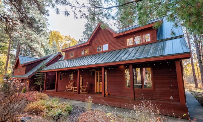 Cle Elum Cabina | Riverside Cabin in Cle Elum. Pet Friendly!
