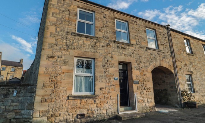 Warkworth Cabaña | RIVERSIDE COTTAGE, pet friendly, with open fire in Warkworth