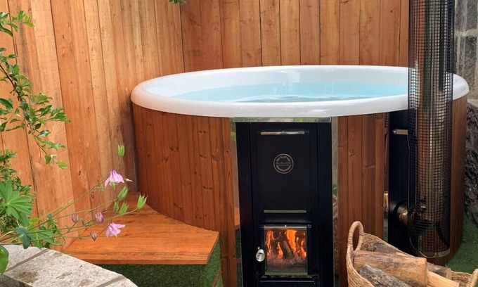 Ballater Cabaña | Riverside Cottage with luxurious wood fired hot tub in Ballater