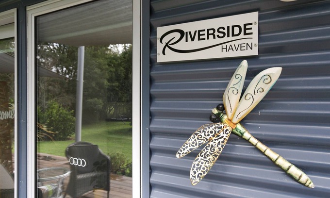 Healesville Casa | Riverside Haven is located in Healesville on the banks of the Watts River