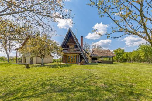 Sisak-Moslavina Casa | Riverside House With Hot Tub - Happy Rentals