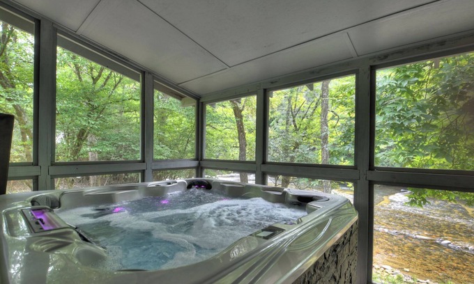 Dial Cabina | Riverside relaxation and all the comforts of home! - Aska River House