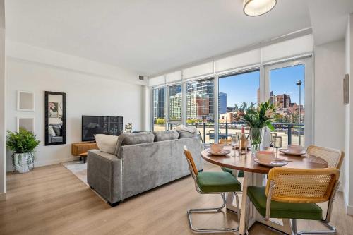 Downtown Calgary Apartamento | Riverside Retreat - Enjoy Walking Trails, FREE Banff Pass, Gym, Wine & Parking! Work Space Included!