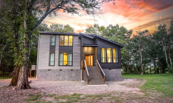 Broken Bow Cabina | Riverside Retreat near Broken Bow - Hot Tub, Riverfront, Sleeps 14