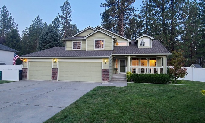 Nine Mile Falls Casa | Riverside State Park 3,000 ft. HOME, SPA, private ARCADE, Fire-Pit, 5BD