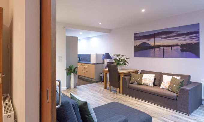 North West Apartamento | Riverside West End Apartment