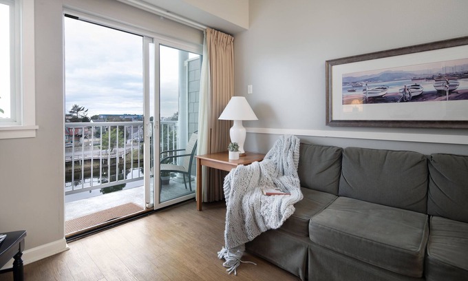 Seaside Hotel | Rivertide Suites Hotel