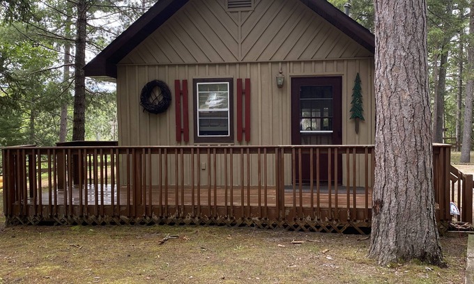 Au Train Cabina | Riverview cottages, The Loon cabin on the Autrain River