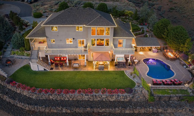 East Wenatchee Casa | Riverview Retreat: Incredible Views, Heated Pool, Spa, Theater Room & More!