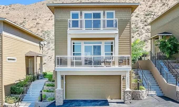 Quincy Casa | Riverview Villa
