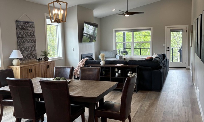 Duluth Casa | RiverWest Rivers Edge on the River - Brand New - Hot Tub