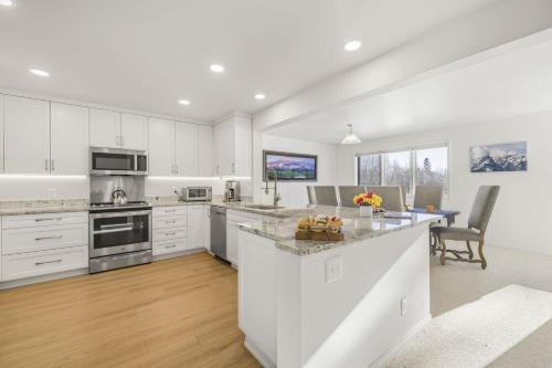 Moose Wilson Road Apartamento | RMR: Mountain Ash 1 Condo in The AspensWilsonWY