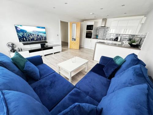 Walsall Apartamento | RNM - Business Professionals Stay, Walsall City Centre, 2 Bedroom with ensuite and bathroom, Entire Place, Kitchen & Washroom with amenities, Smart Tv, Easy Access, Fast WiFi, Parking Nearby, Great transport links