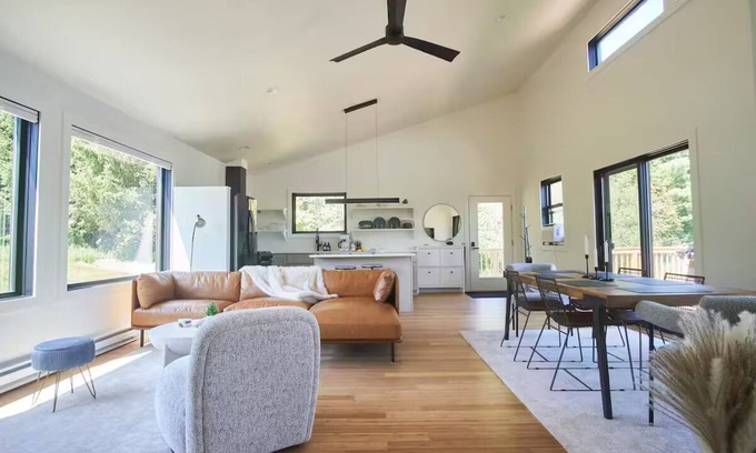 Jeffersonville Cabina | Ro House - A Modern Cabin w/Hot Tub!