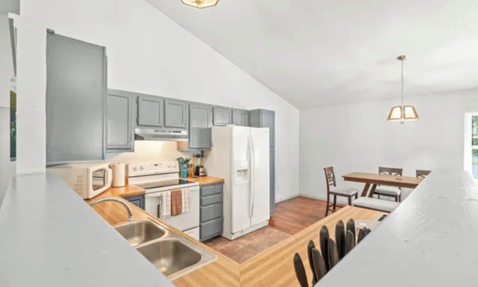 Southport Casa | Roadmap Lodging: Franciscan House by Greenwood Park Mall