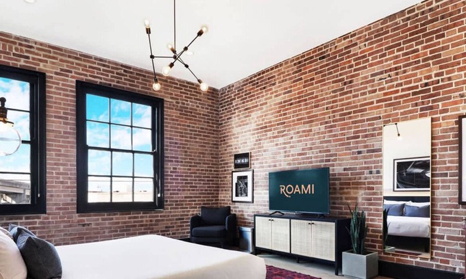 Arts/Warehouse District Casa | Roami at The Lola | Convention Center | Suite