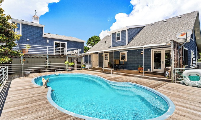 Manteo Casa | Roanoke Island Retreat *canal front on the sound*pool