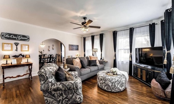 Wichita Casa | Roaring Riverside - Art Deco Luxe - 2 Kings!