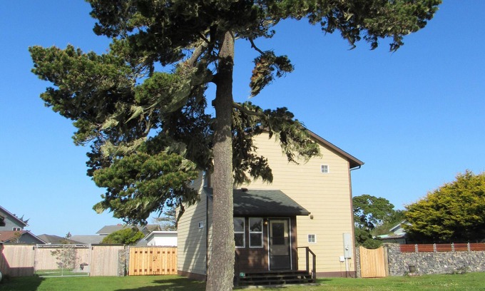 Crescent City North Cabaña | Rock and Wave Cottage At The Beach