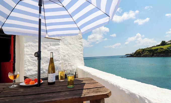 Portmellon Cabaña | ROCK COTTAGE, pet friendly, country holiday cottage in Mevagissey
