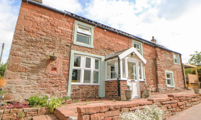 Penrith Cabaña | ROCK COTTAGE, pet friendly, with hot tub in Penrith