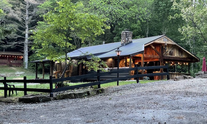 Laurelville Cabina | Rock House Cabins in Hocking Hills, OH. Located beside Rock House State Park.