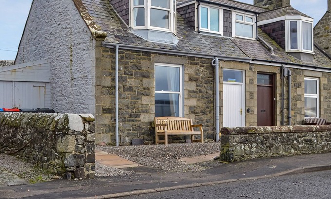Port William Cabaña | Rockpool Cottage is a truly lovely cottage set in the quiet historical Wigtownshire coastal village