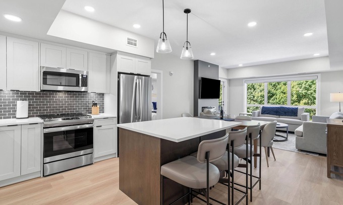 Dead Man's Flats Condominio | ☀️Rocky Mountain Creekside Retreat|Top Floor Brand New Unit☀️