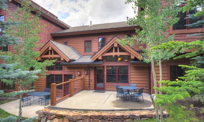 Breckenridge Condominio | Rocky Mountain Luxury - Large Ski-in Winter Townhome 6ppl 2 Bedroom Townhouse by RedAwning