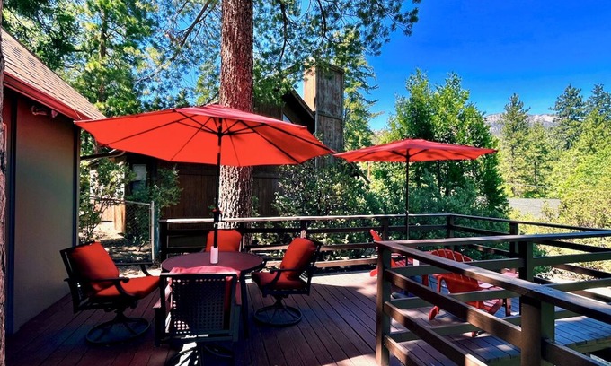 Pine Cove Cabina | Rocky Raccoon: Cabin with Scenic Views and Hot Tub Ideal for a Relaxin