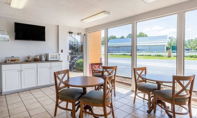 Denmark Hotel | Rodeway Inn Denmark - Jackson