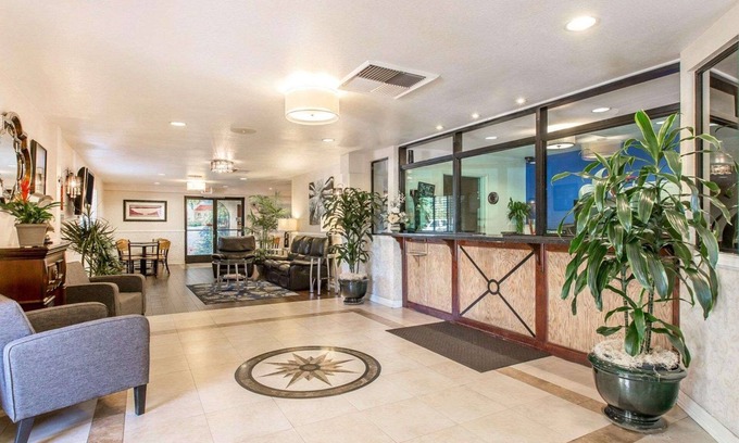 Colton Hotel | Rodeway Inn & Suites Colton - Riverside