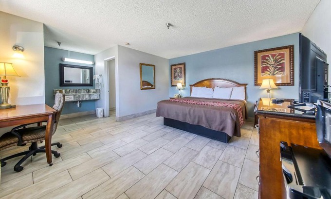 Haines City Hotel | Rodeway Inn & Suites Haines City - Winter Haven