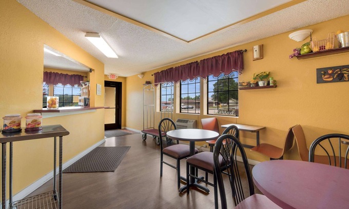 Benton Hotel | Rodeway Inn